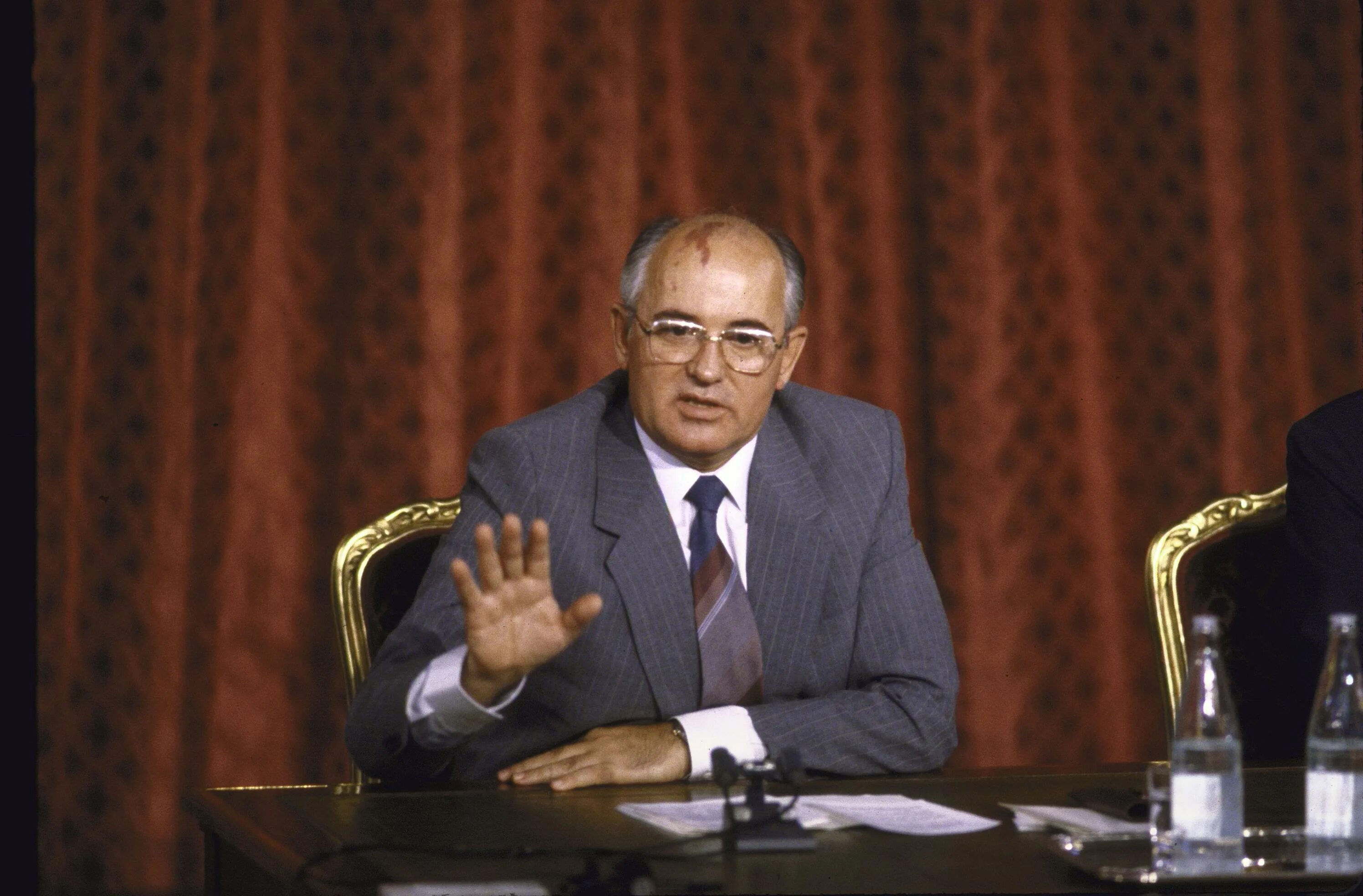 Горбачев 1991. Горбачев 1985.