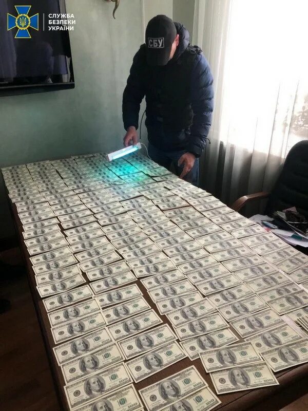 Взятка 7 миллиардов. Деньги в пачках взятки. Банковская упаковка 5 млн. 9 млрд рублей. Упаковка денег в банке.