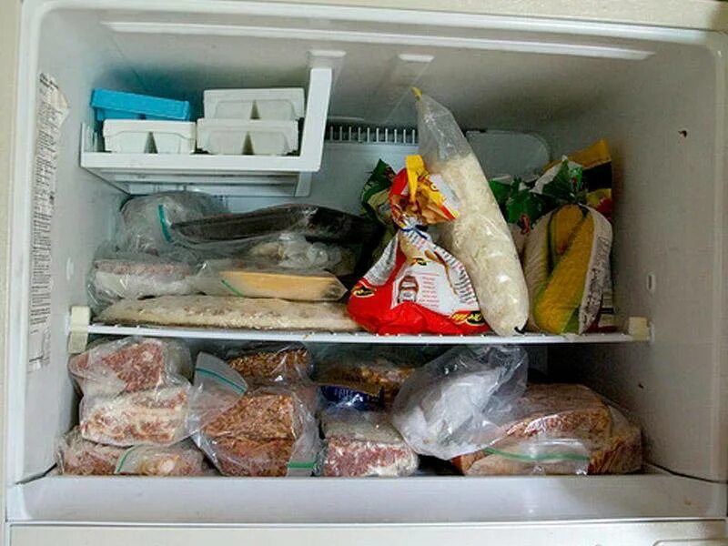 Как хранить копченое в холодильнике. Холодильник с продуктами. Хранение рыбы в холодильнике. Продукты в морозилке. Рыба в морозилке.