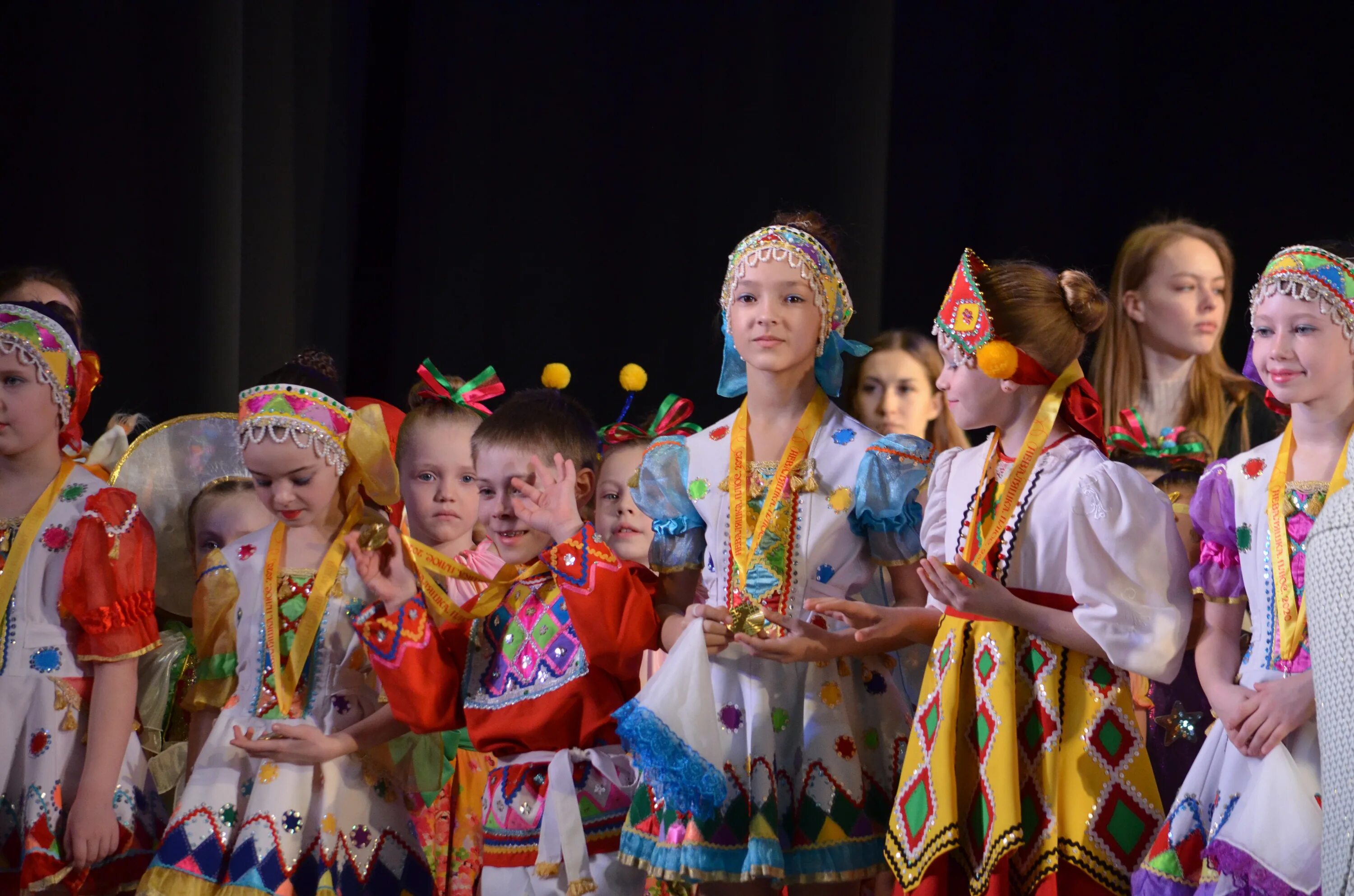 Фестивали конкурсы в новосибирске. Ансамбль народного танца Коробейники, Новоалтайск. Образцовый ансамбль Коробейники. Образцовый ансамбль народного танца Коробейники. Детский танцевальный фестиваль.