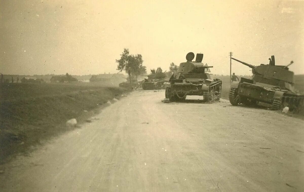 Белосток 1941. Танковая колонна ссср 1941. 22 танковая дивизия ркка 1941 брест. разгромленная колонна ркка июнь 1941. 6 мехкорпус 1941.