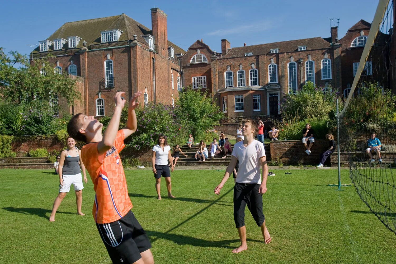 Частная школа в Кембридже. Школа Cambridge in America. Школа в Англии сент Джонсон в Кембридже. Школа физических наук в Кембридже. Английский sporting 8 класс