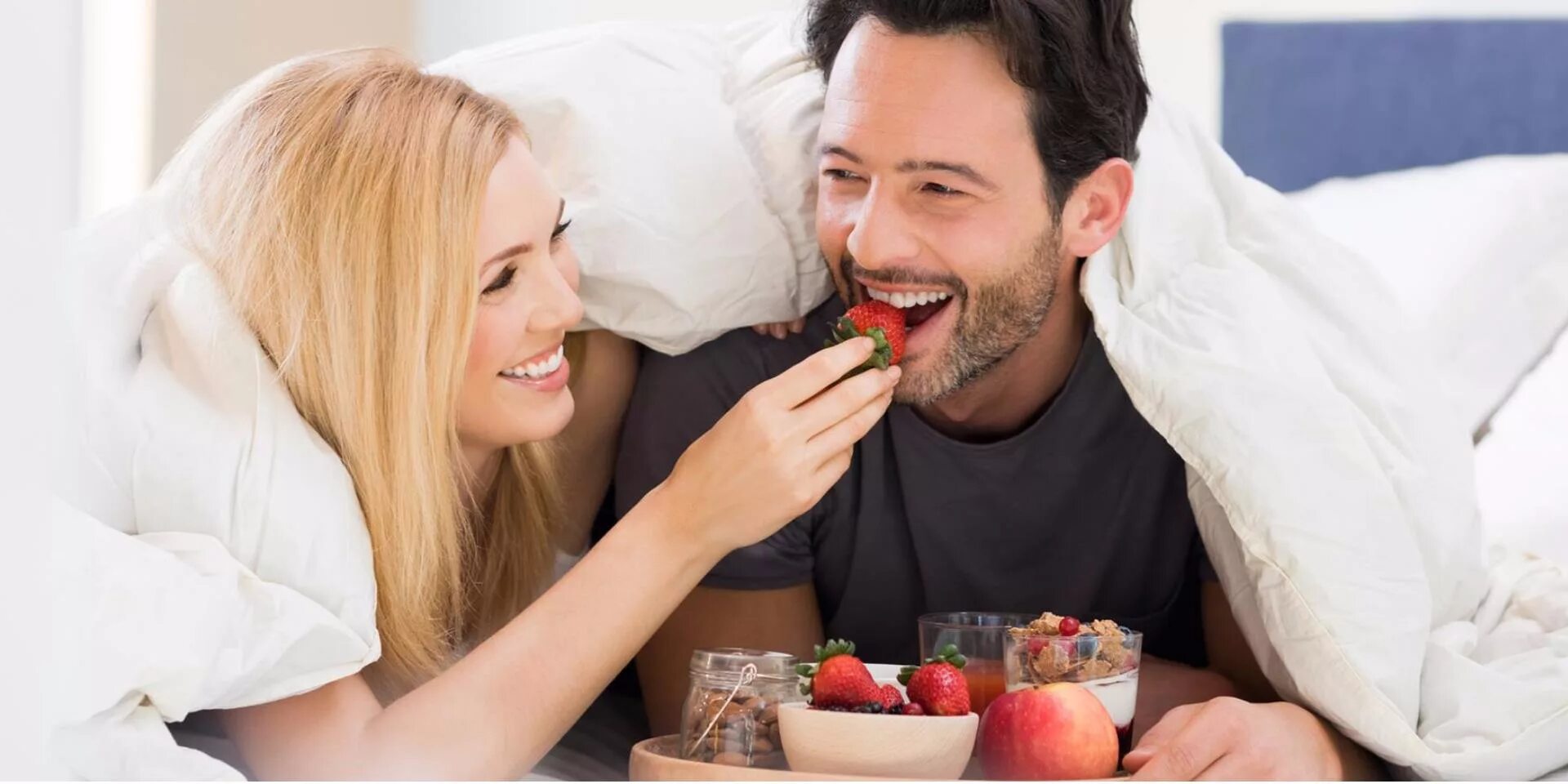 Парень кормит. Забота о муже. Кормят друг друга. Кормить мужчину. Девушка кормит парня.