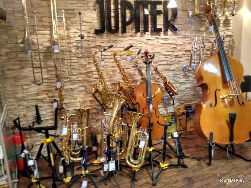 музыкальный магазин. старые магазины музыкальных инструментов. магазин музыкальных инструментов. магазин музыкальных инструментов духовых. гитарный магазин.