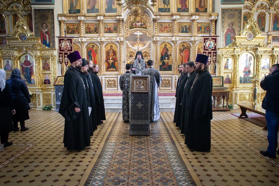 Праздники храм 90 раз. Пасхальная служба. Сайт троицкого кафедрального собора. Сайт троицкого кафедрального собора. Свято-троицкий кафедральный собор екатеринбург иконостас.