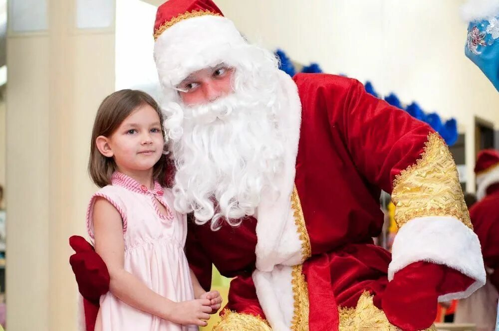 Деду морозу дарят подарки. Дед Мороз для детей. Новый год дети дед Мороз. Дед Мороз дарит подарки.