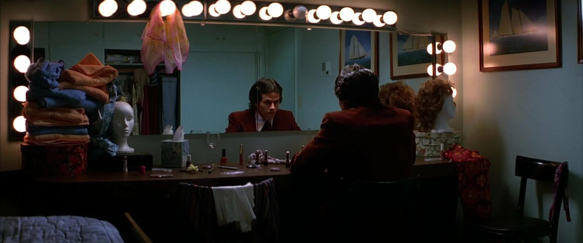 Джулианна мур ночи в стиле буги. Movie night стиль. Boogie nights 1997. Украшение в стиле голливуд. Movie night стиль.