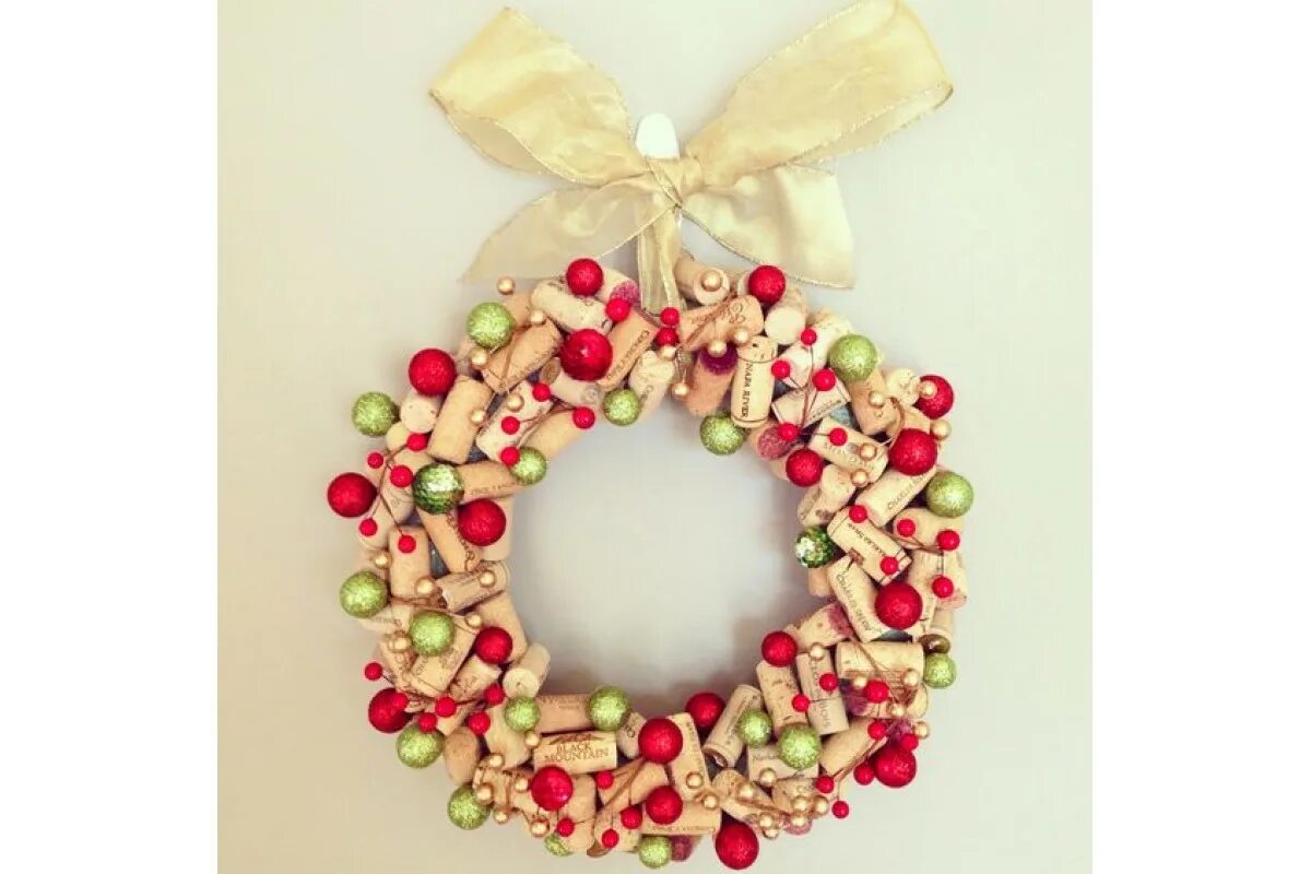 Новогодний венок своими руками. Венок из игрушек елочных своими руками. Маленькие рождественские венки. Венок из игрушек елочных своими руками. Венок из игрушек елочных своими руками.