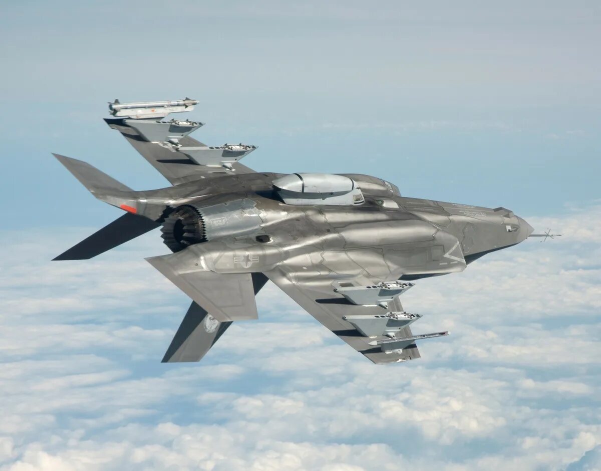 Какой истребитель самый лучший. Lockheed martin f-35 lightning ii. f-35b. f 35 истребитель. f 35 lightning armament.