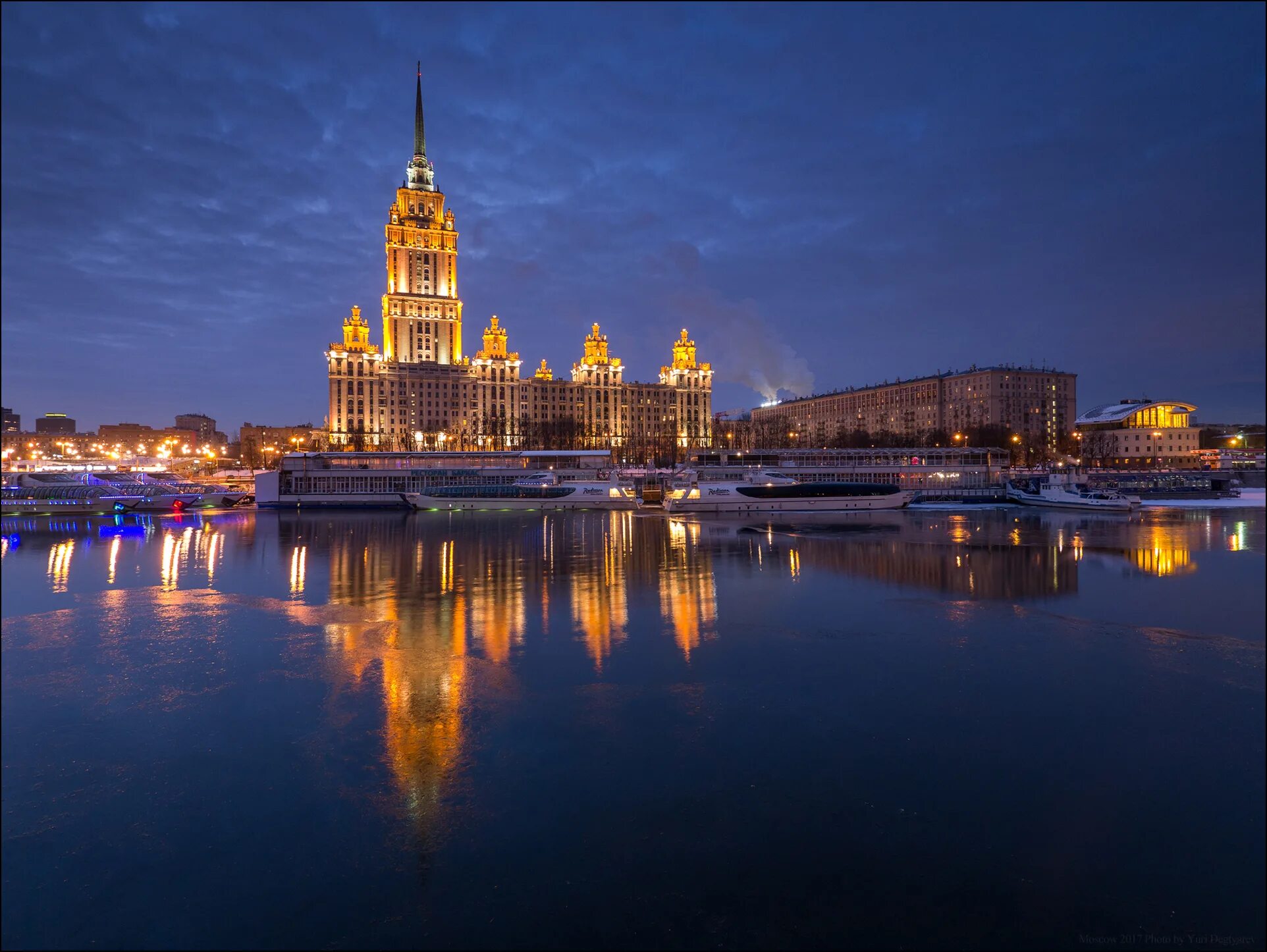 Набережная Рэдиссон Украина. Гостиница Украина в Москве в закате. Ривер Тауэр Кутузовский. Гостиница Украина Москва вечером.