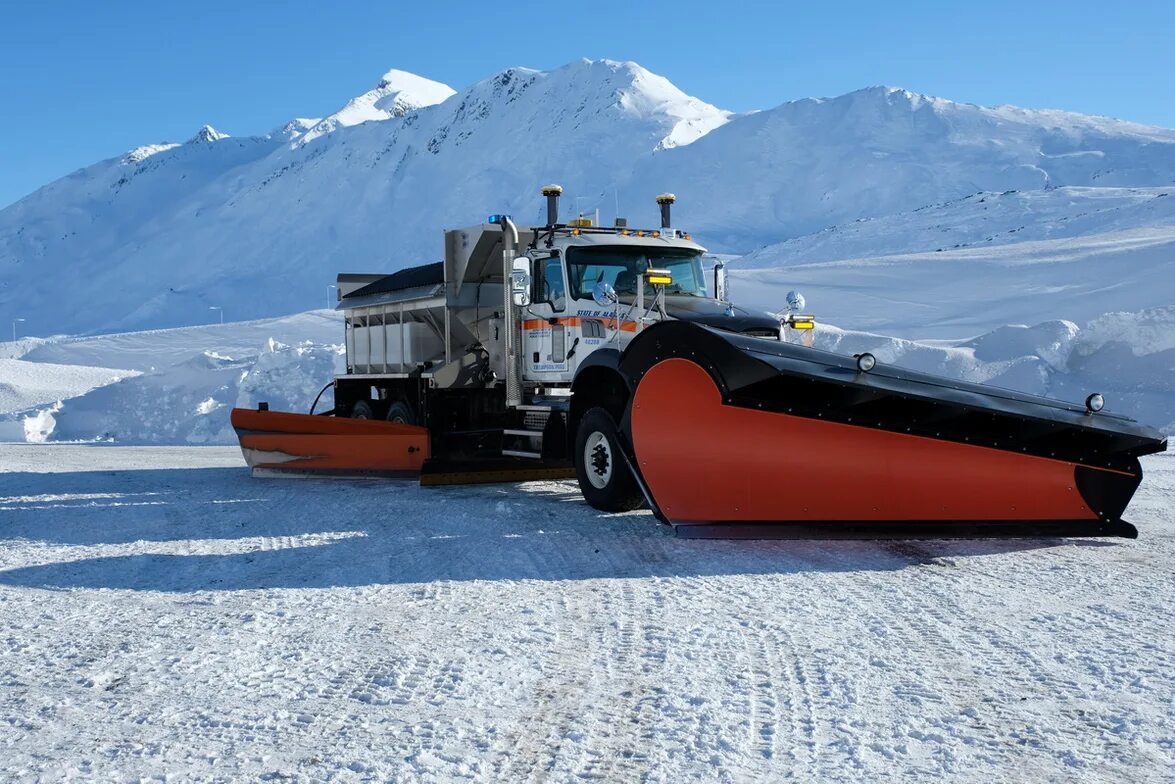 Машина аляска. Snow plow Truck. Mack Granite Snow plow. Snow Plough снегоочиститель. Спецтехника Грузовики на Аляске.