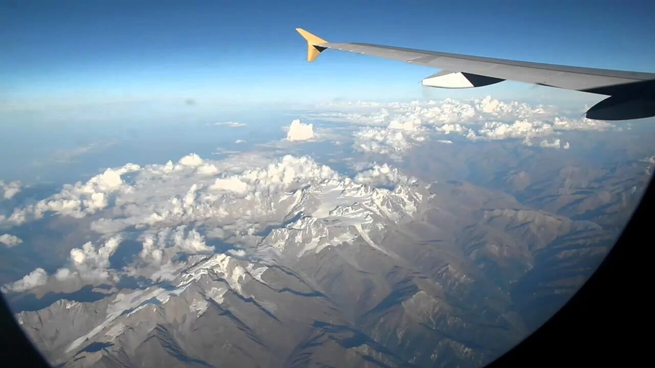 Гора Эльбрус вид из Сочи. Гора Эльбрус с самолета. Гора Эльбрус с высоты птичьего полета. Уральские горы вид с самолета.