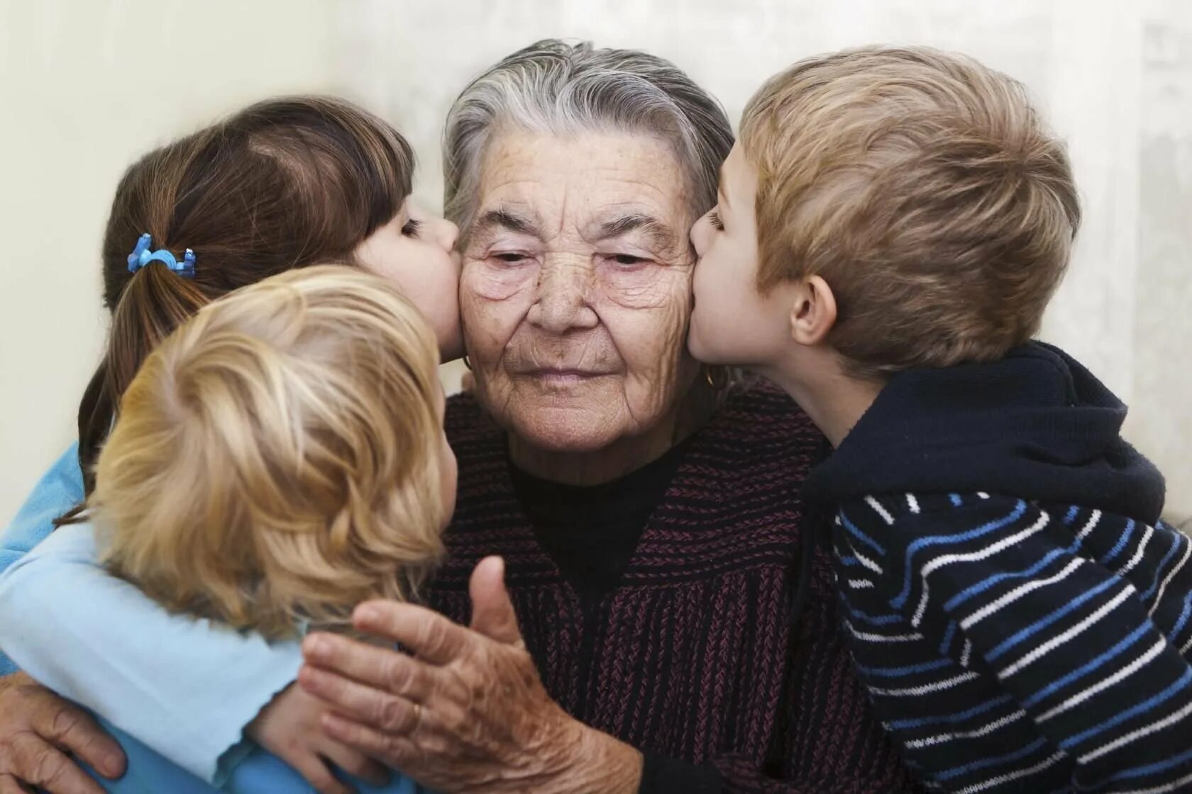 Пожилые и дети. Объятия пожилых. Бабушка обнимает внуков. Уважение к старости. Лижет старой матери