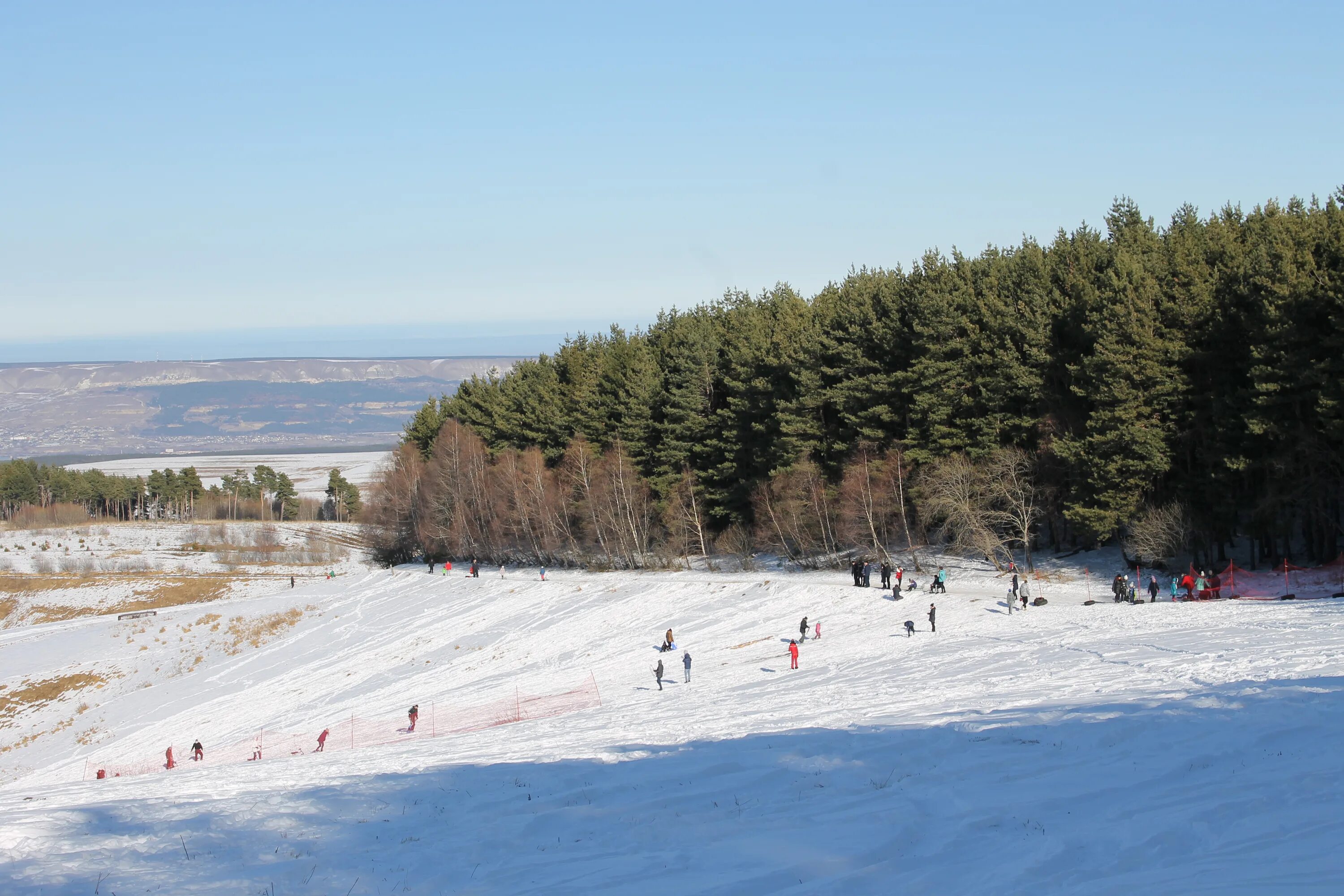 Mountain chairlift snow. Сосновый рай кисловодск гора баран. Сосновый рай кисловодск горнолыжный курорт. Гора баран в кисловодске 2021. Сосновый рай кисловодск горнолыжный курорт.