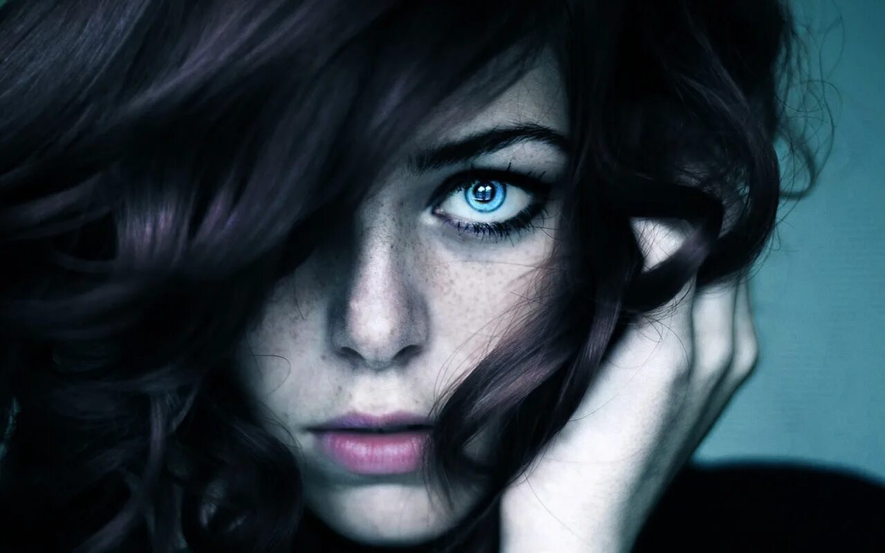 Девушка с черными волосами. Ведьма с голубыми глазами. Чёрная девушка с голубыми глазами. Темноволосая девушка с голубыми глазами. Brunette first