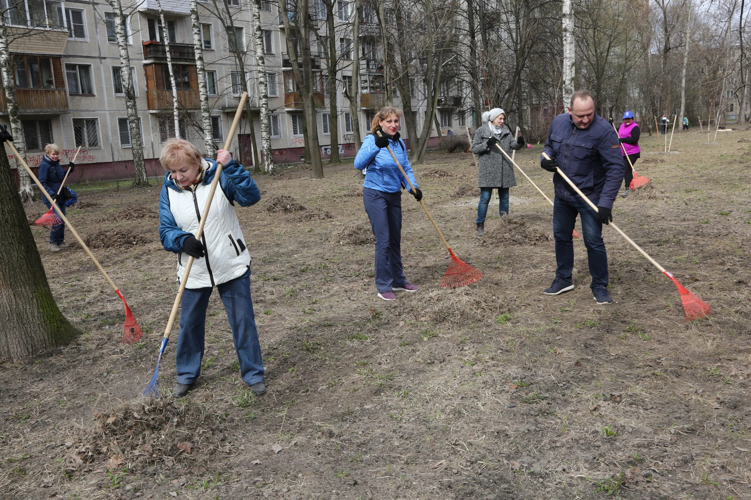 Люди вышли на субботник. День благоустройства. Вклад в благоустройство города. Субботник в противогазах. Субботник в понедельник.