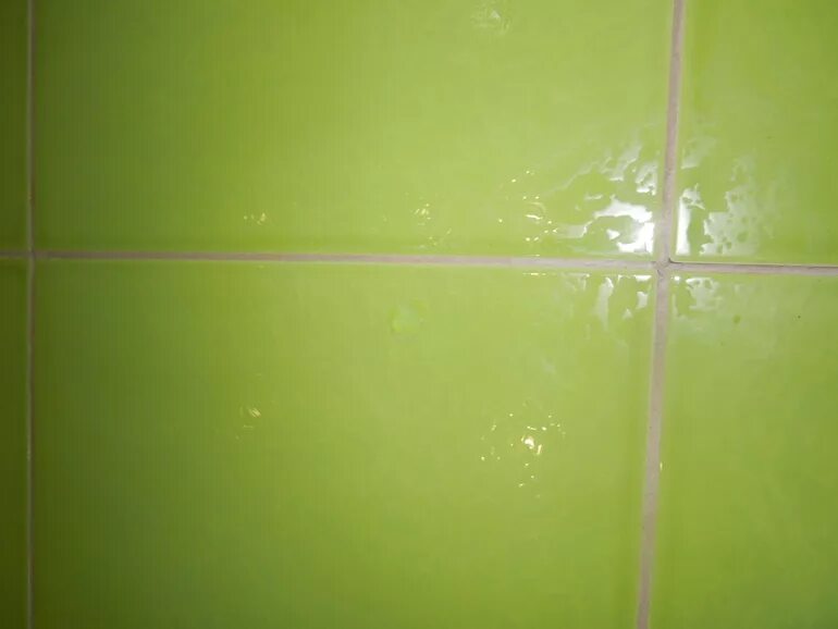 Скол керамической плитки. Затирка для салатовой плитки. Затирка для зеленой плитки в ванной. Затирка для зеленой плитки. Салатовая затирка.