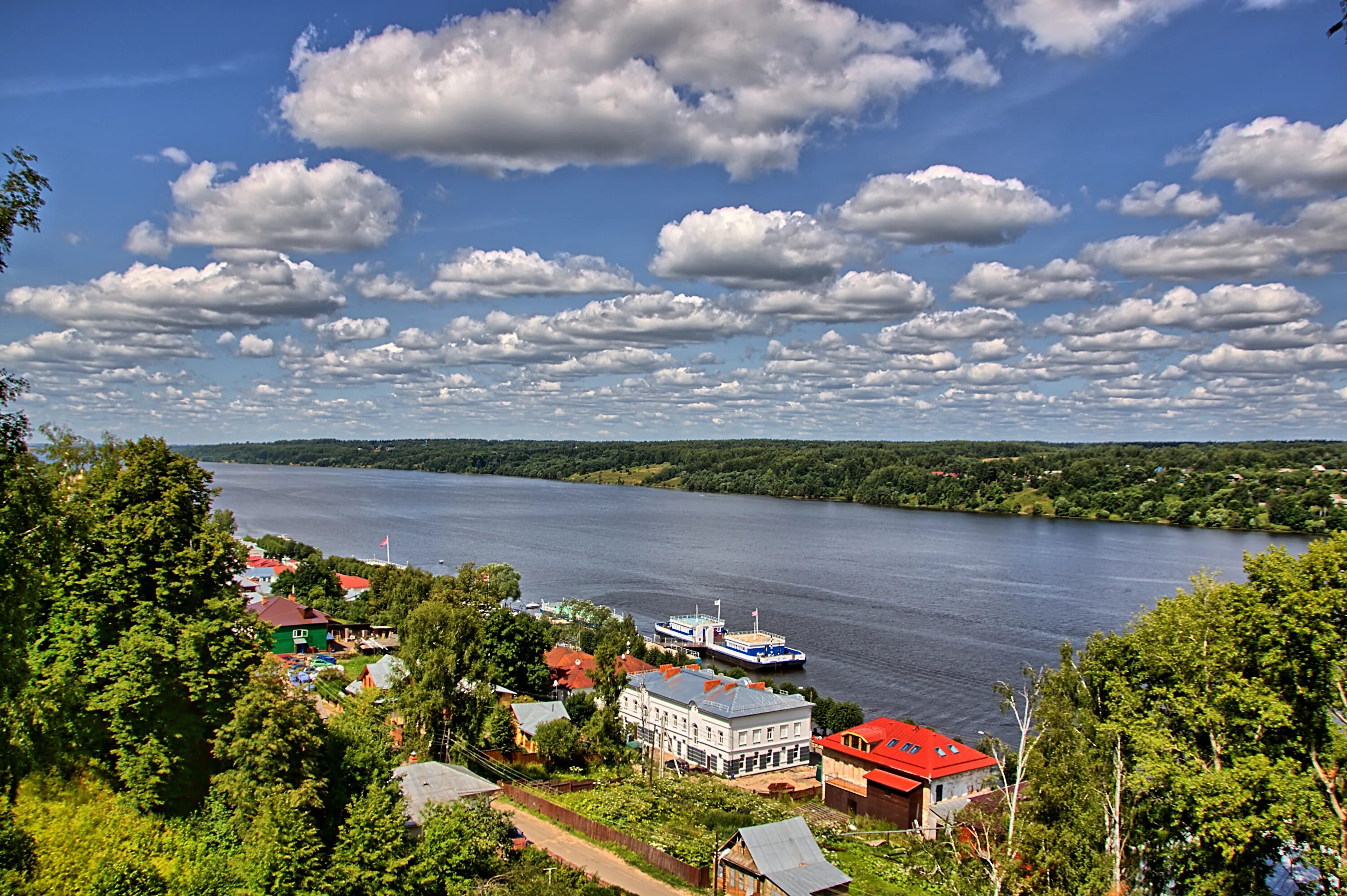 Плесс Волга Ивановская область. Плес на Волге Ивановская область. Городок Плес на Волге. Берег Волги Плес.