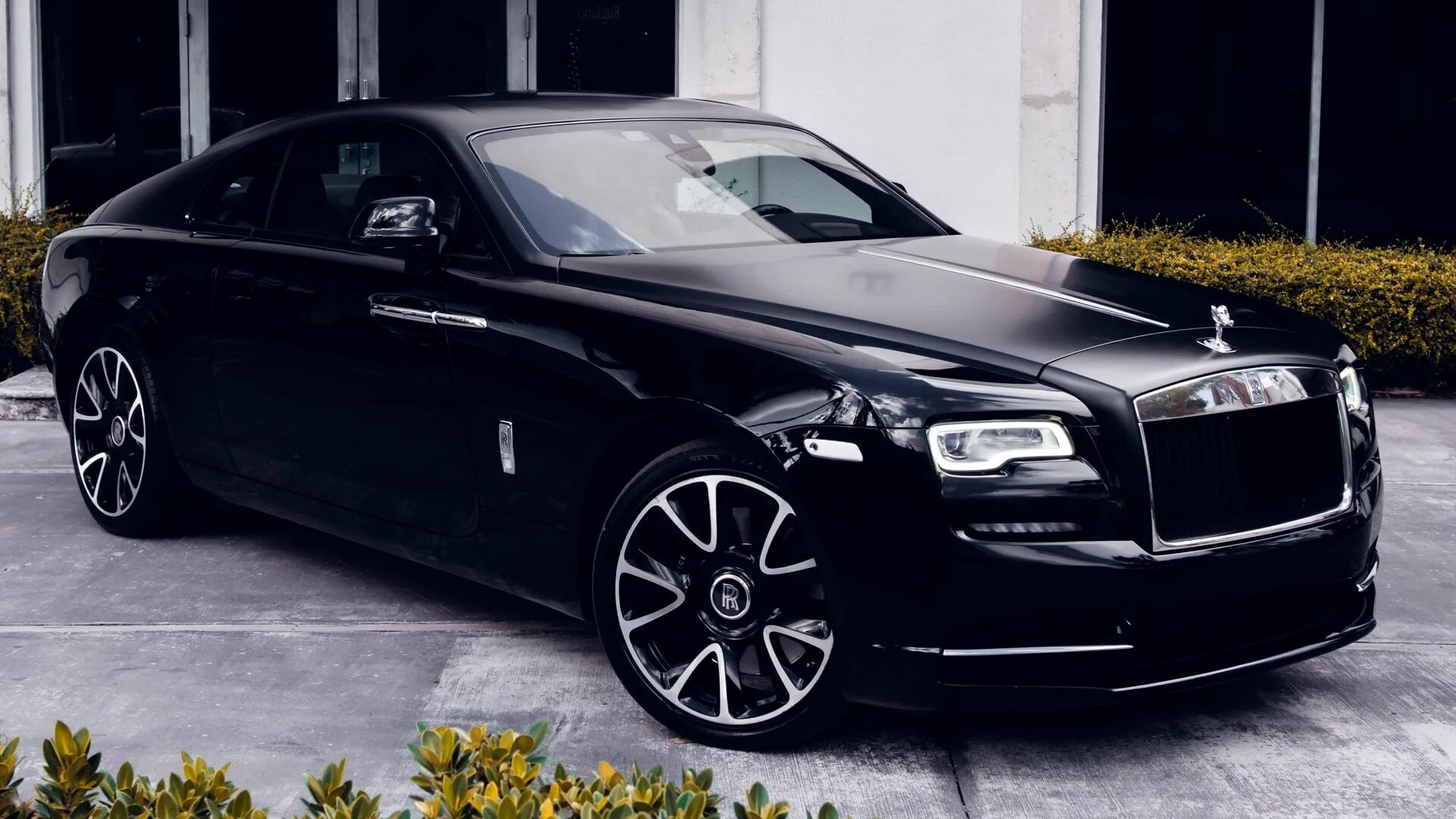 Черная с большими формами. Черный Роллс Ройс. Машина чёрный Роллс Ройс. Rolls Royce Wraith.