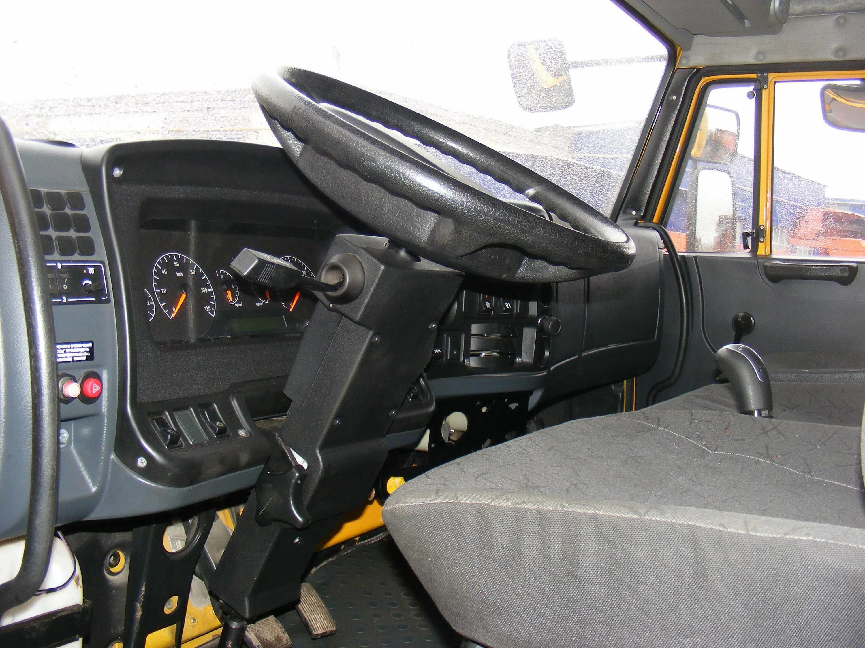 Камаз 4308 со спальником. Камаз 4308 салон кабины. Камаз 4308 салон кабины. Кабина камаз 4308. Камаз 4308 макси кабина салон.