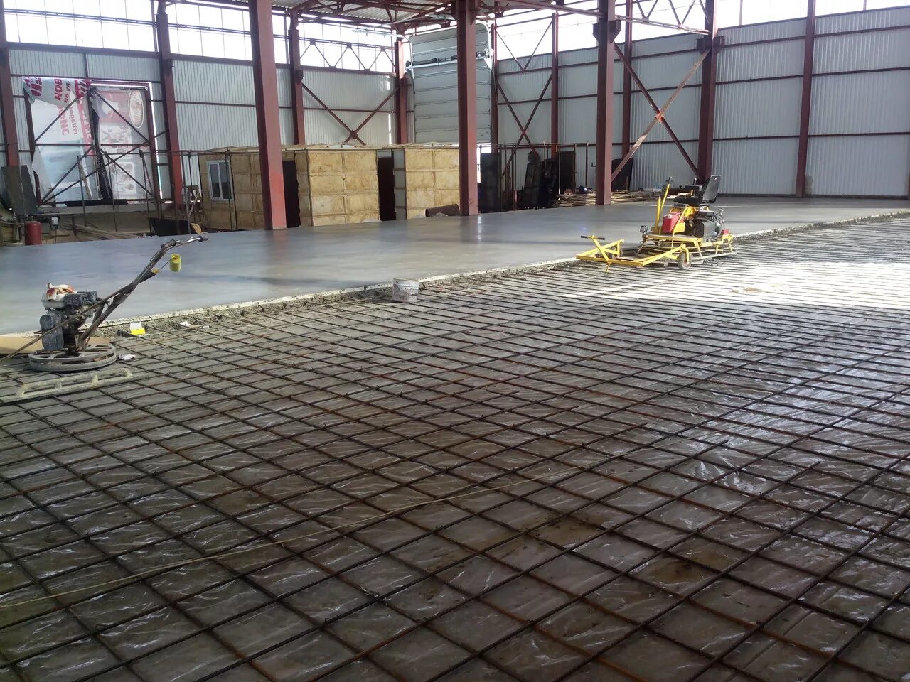Топинговый бетонный пол. Топпинг корунд для бетонного пола. Бетонные работы устройство полов. Промышленные полы. Промышленные бетонные полы.