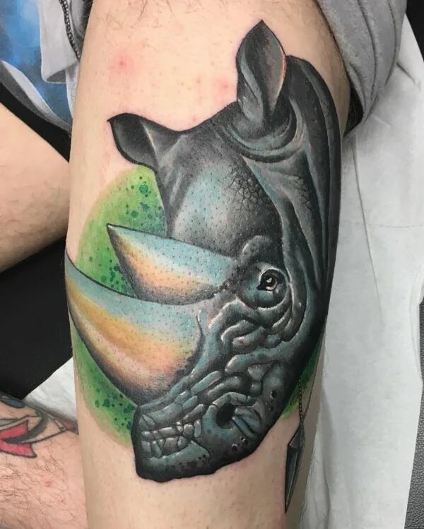 Тату носорог. Боевой носорог тату. Тату носорог на плече. Носорог картинки для детей с описанием. Тату носорог на икре.