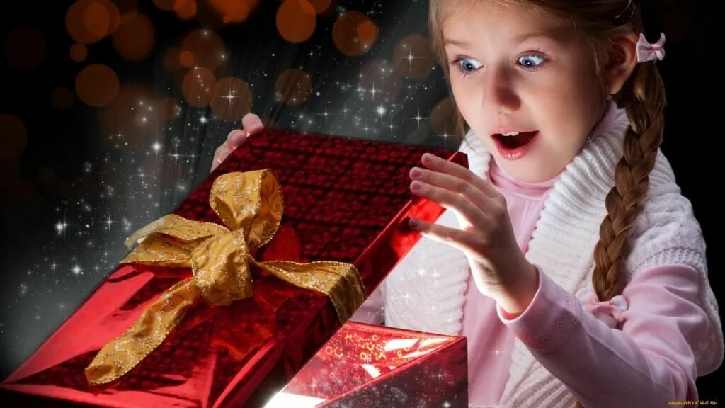 Подарки для детей. Девочка открывает подарок. Подарок для девочки. Конфеты детям.