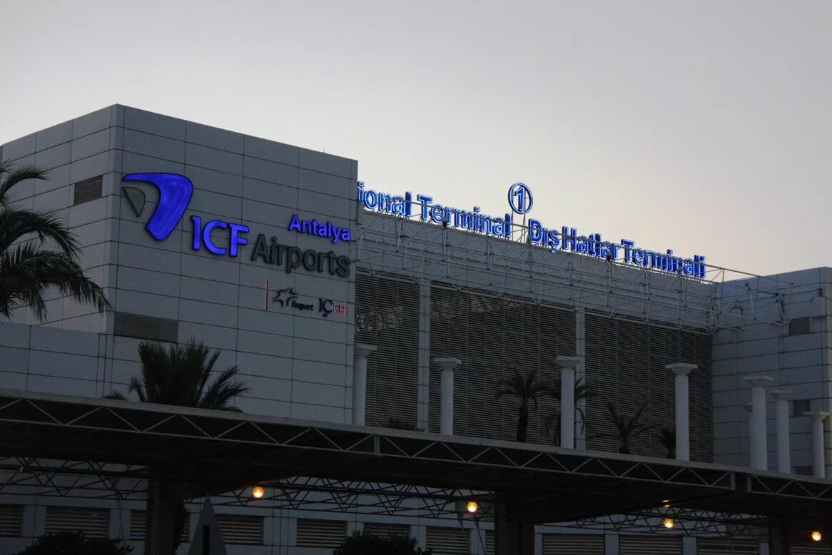 Сколько аэропортов в анталии. Аэропорт в Анталии Турция. Хавалимани Анталия. Аэропорт Анталия терминал 2. Fraport TAV аэропорт Анталья.