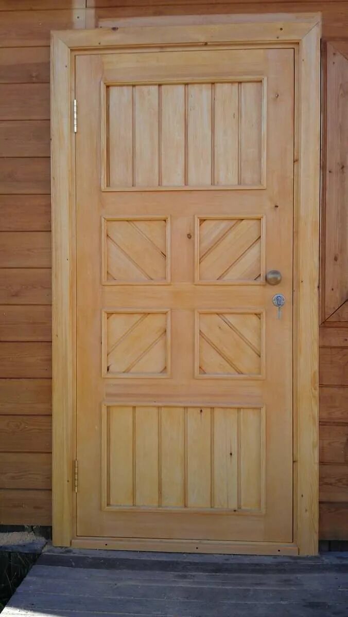 Дверь входная деревянная. Двери наружные деревянные. Входная деревянная дверь для бани уличная. Дверь входная деревянная с коробкой. Где купить деревянные двери
