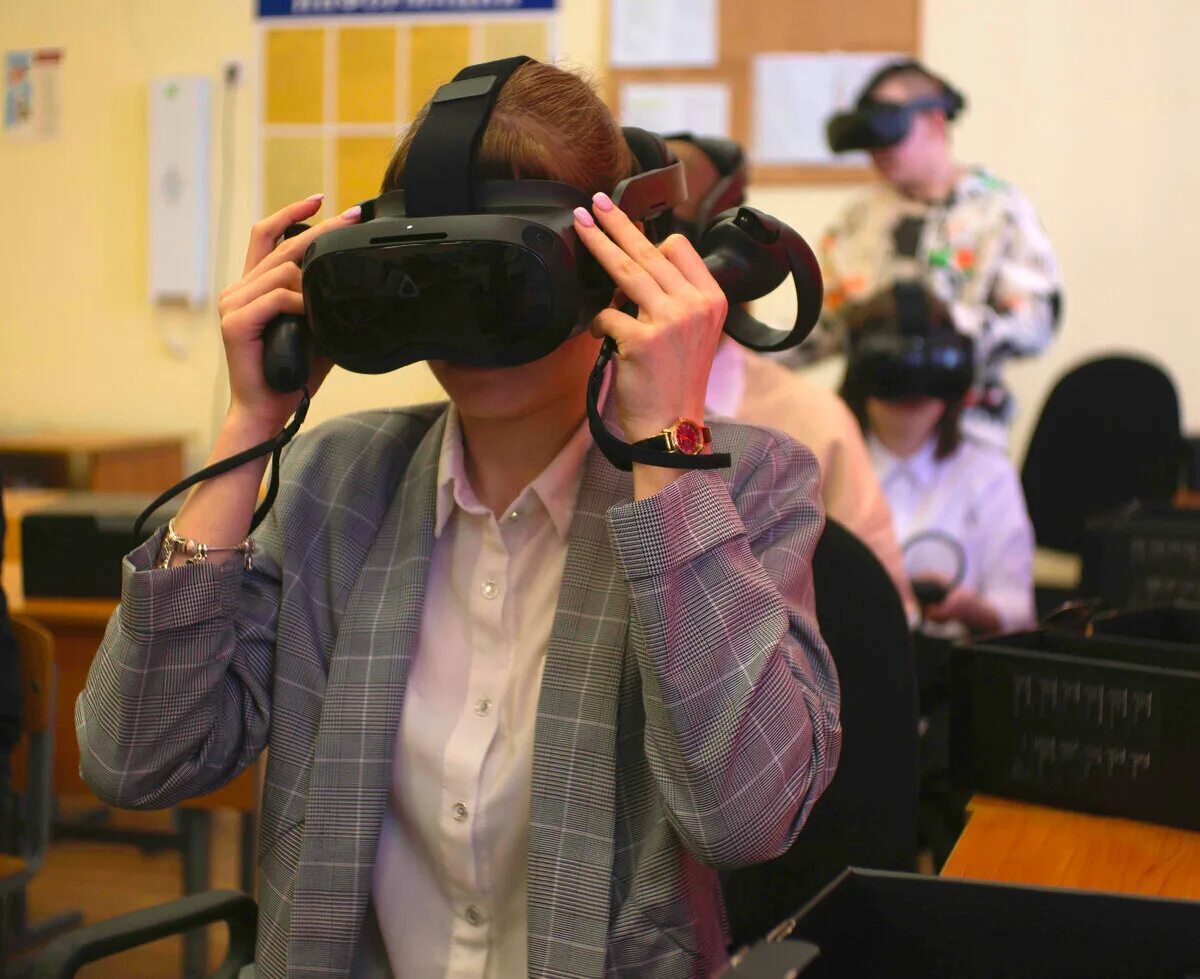 Vr класс. Виртуальная реальность в школе. Ученики в школе. Мастер класс виртуальная реальность. Отечественные VR очки.