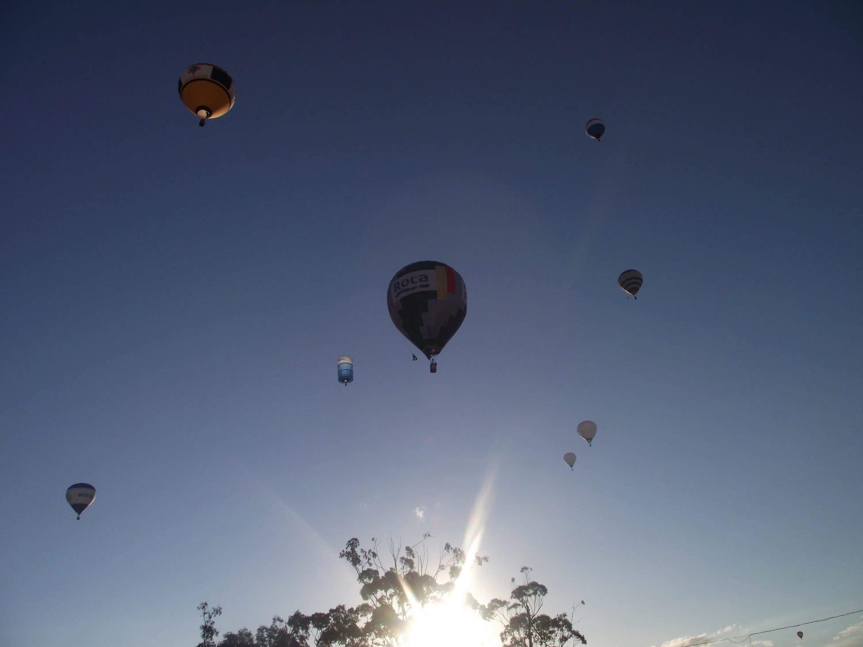 Шар в небе как называется. Летающие шары в небе. Каппадокия полет на воздушном шаре. Летающий шар по небу. Летающие шары в небе как называется.