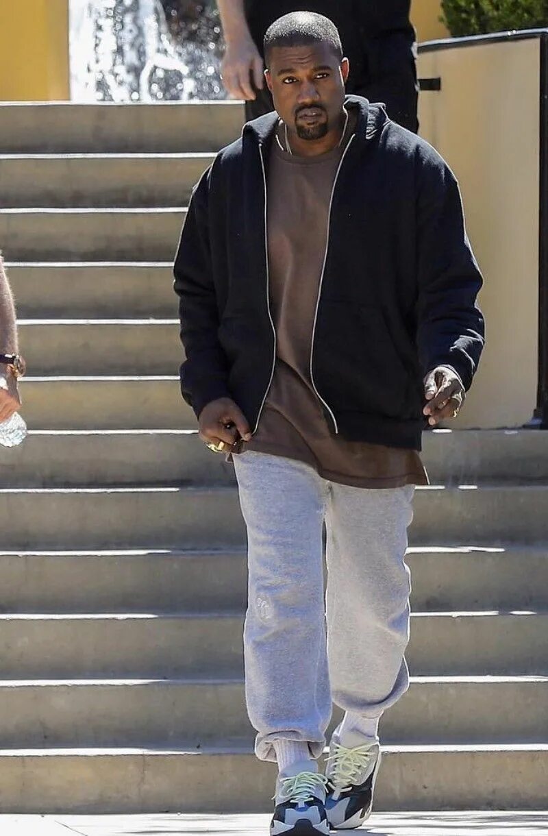 Kanye west running. Yeezy кэни уэст. kanye west yeezy 700. kanye west 2018. адидас канье.