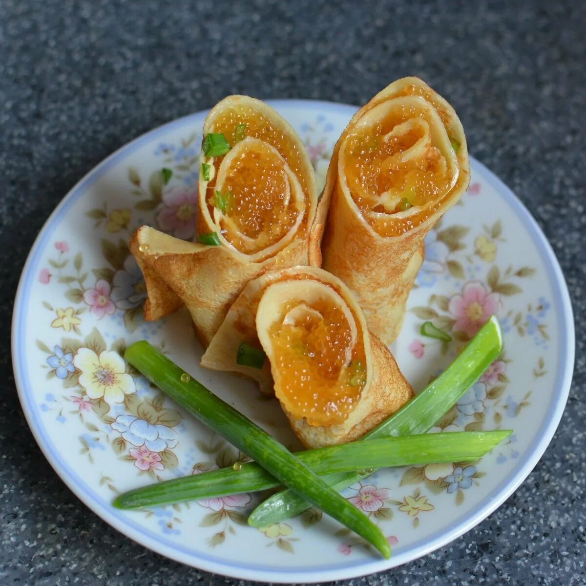 Красивая подача блинов на масленицу. Как оформить блины. Композиция из блинов. Красивая подача блинчиков. Как оформить блины.