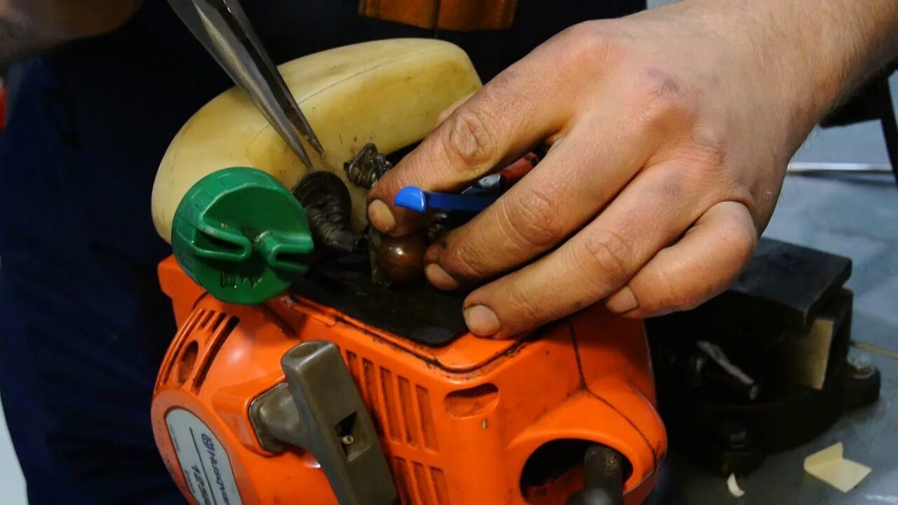 Разобранный двигатель мотокосы. Разобранный бензотриммер. Ремонт триммера своими руками. Неисправности бензинового триммера. Переборка триммера хускварна 128r.