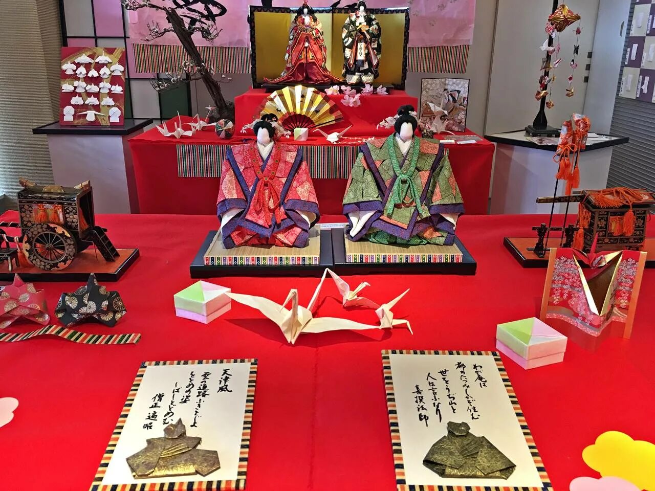 В какой стране появилось искусство оригами впервые. Древнее японское искусство оригами. Оригами в храмах Японии. Искусство оригами в Японии. Традиционное японское оригами.