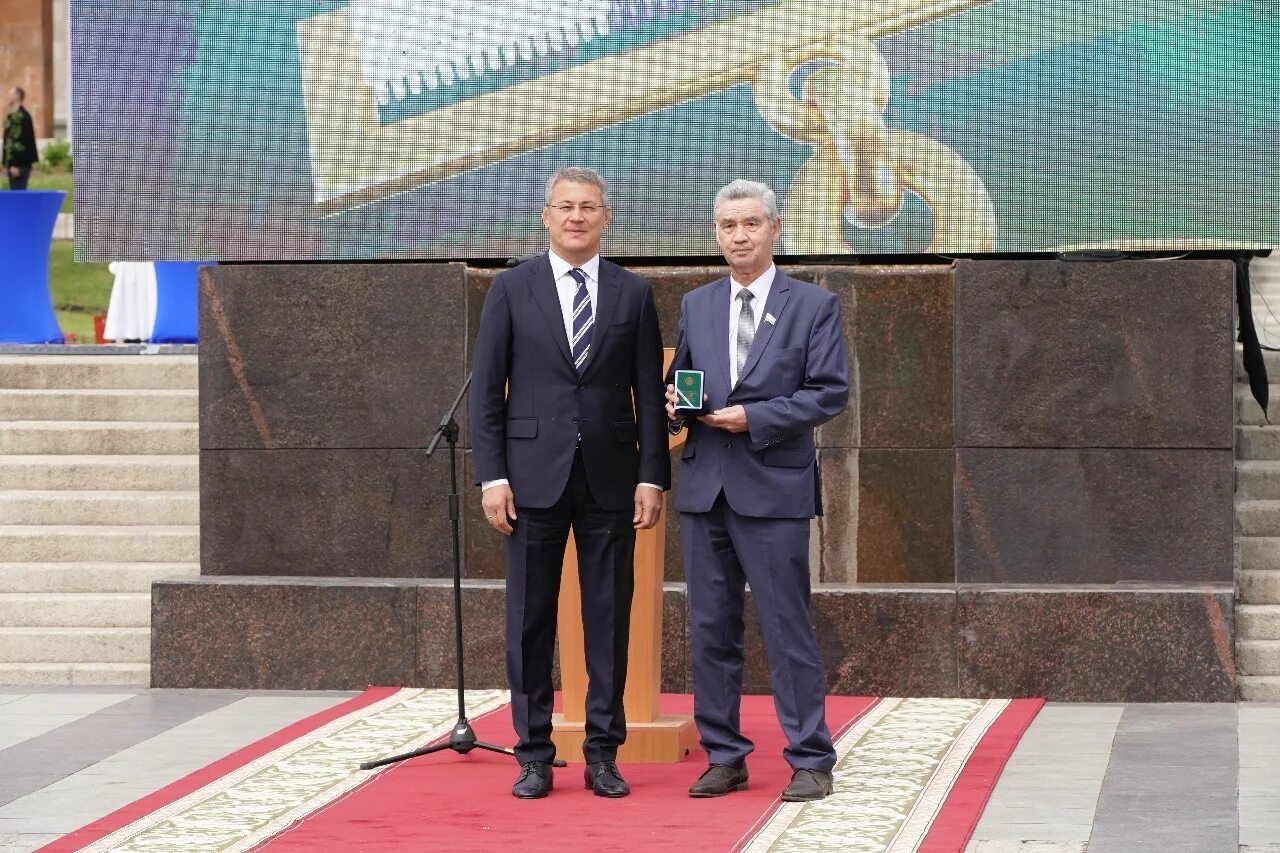 Хабиров вручил награды. Награждение государственными наградами хабировым сегодня в ишимбае. вручение медали шухрат президентом максудовой зульфие рузметовне. фото с поздравление наград хабиров строителей.