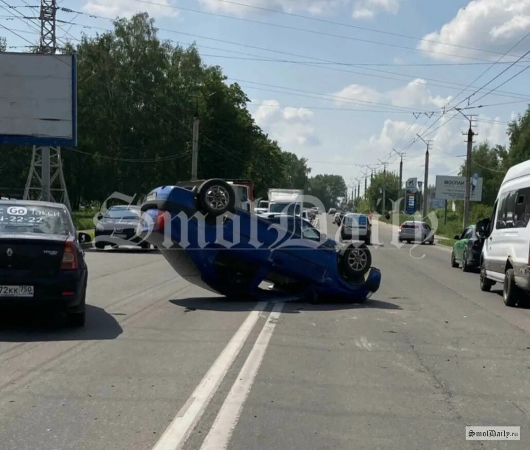 Авария Смоленск на Краснинском. ДТП Смоленск Краснинское шоссе. В Смоленске перевернулась машина.