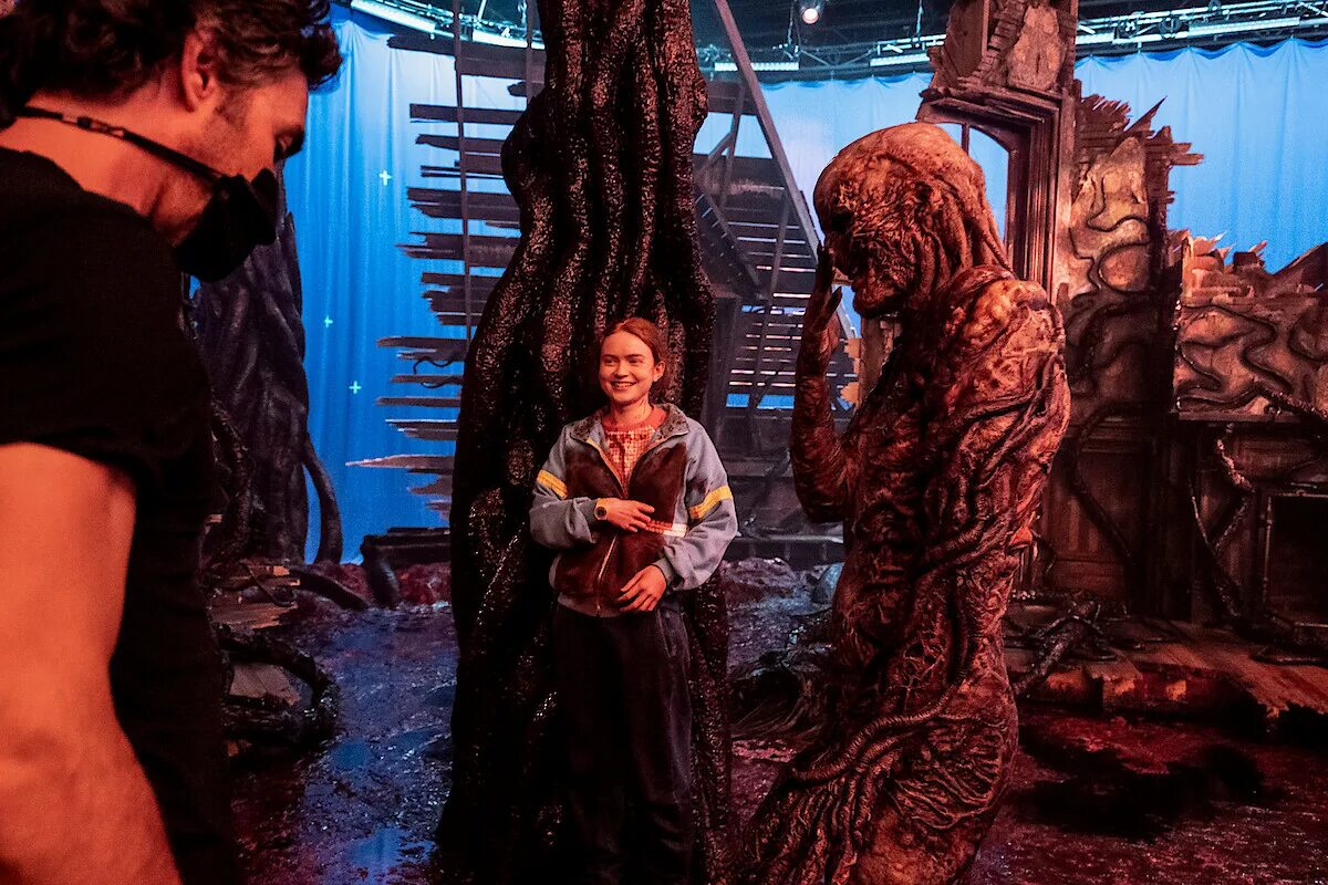 Происходить очень странные события. Фильм очень странные дела. Очень странные дела 2 сезон кадры. Генри очень странные дела. Очень странные дела 4 сезон конец.