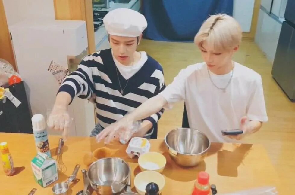 Стрей кидс готовят. Stray kids и еда. Стрей кидс готовят. Stray kids 2022. Bts ран бтс.