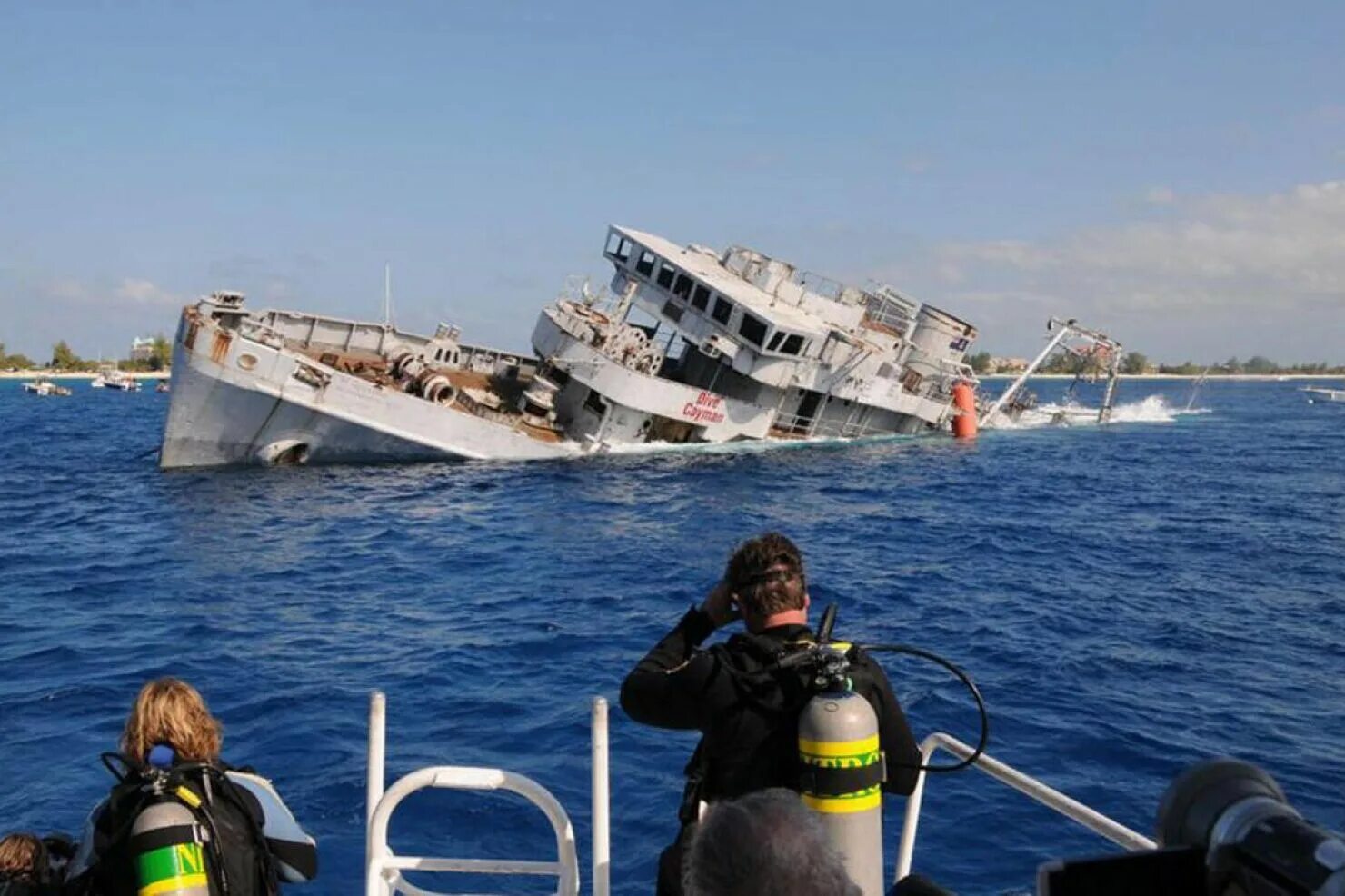 После крушения корабля. USS Kittiwake корабль. Катастрофы на водном транспорте. Затонувшие корабли. Затопление судна.