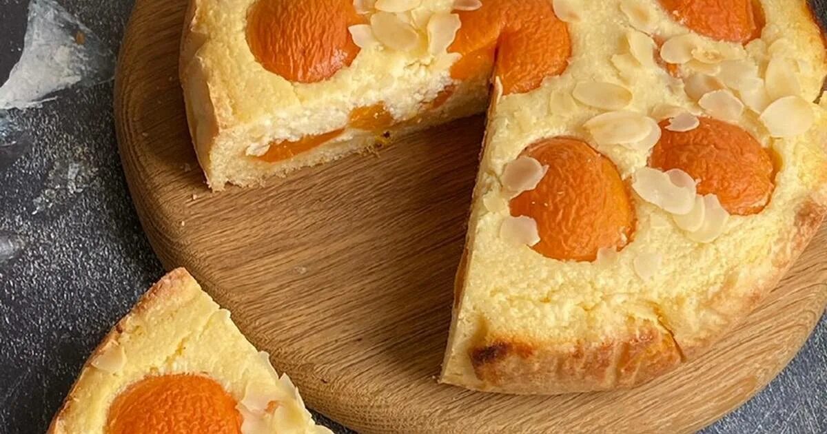 Простейший пирог с абрикосами. Творожный пирог с абрикосами. пирог с творогом и абрикосом. абрикосовый пирог с творогом. творожного пирога с абрикосами..