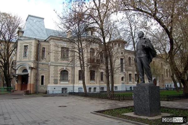 Дворец пионеров на чистых прудах. Переулок стопани дом пионеров. Дом чаеторговца высоцкого в москве. Дворец молодежи в переулке стопани. Дом высоцких в огородной слободе.