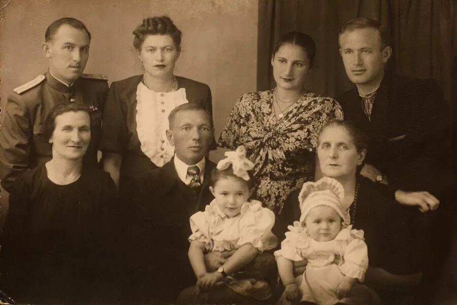 Где жили его родственники. Родня фото. Фотографии родственников. Родственники фото. Форбрихер родственники.