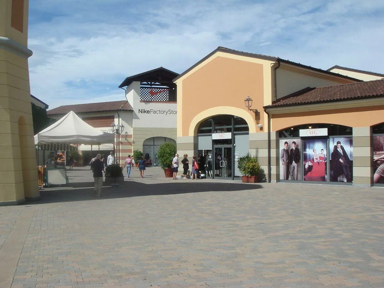 Outlet фото. Аутлет Serravalle. Serravalle Designer Outlet. ТЦ «Serravalle Design Outlet».