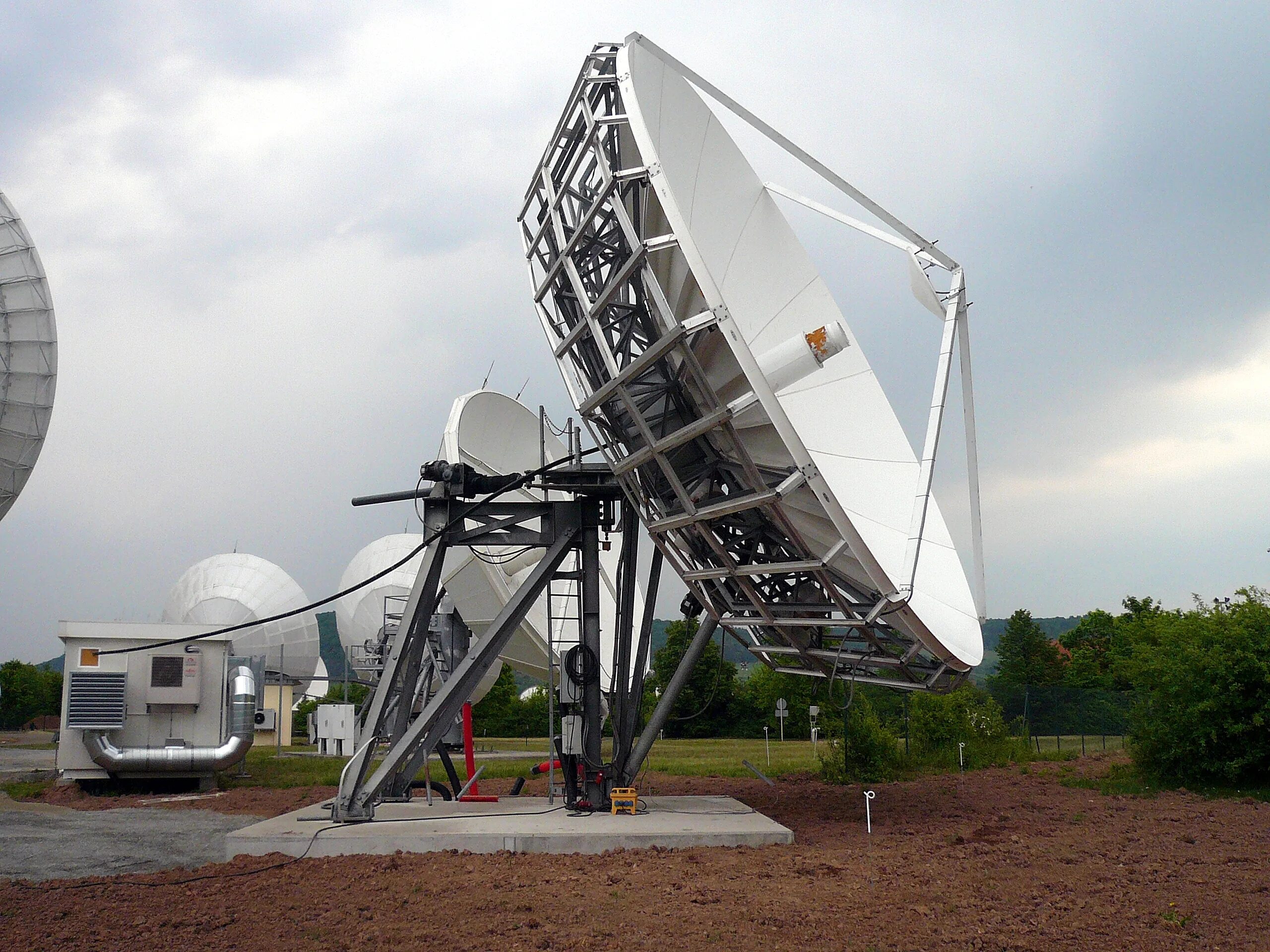 Земная станция связи. Земная станция VSAT. Приемно-передающая земная станция. Станция VSAT В горах. Станция VSAT В снегу.