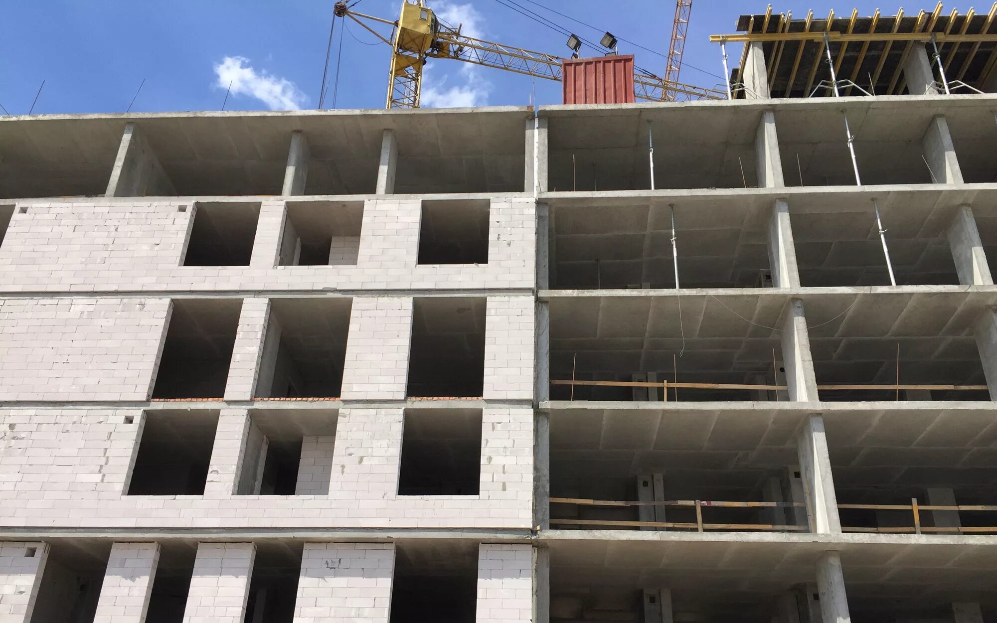 монолитно кирпичный дом. какой монолит лучше. кирпич панелька монолит. монолитно-блочный дом. монолитное здание.