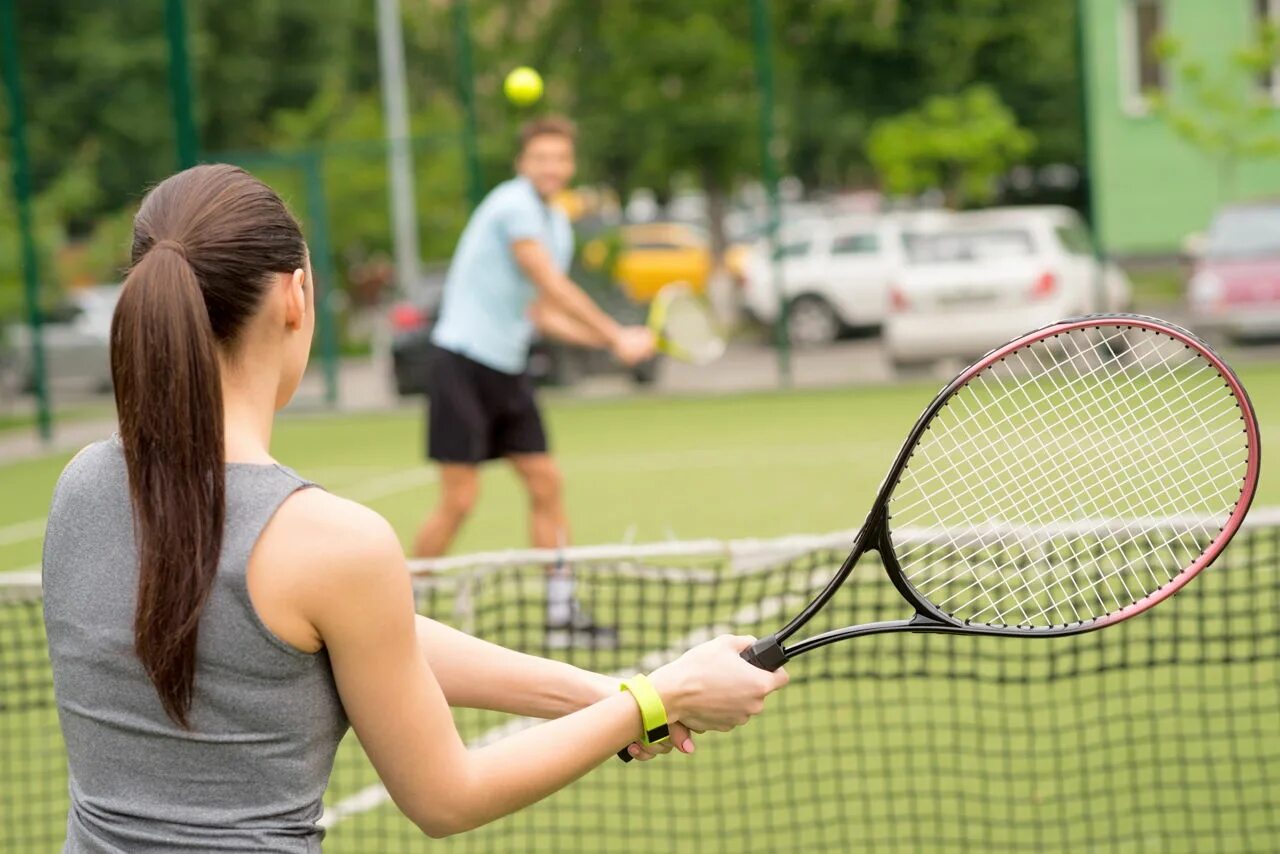 We play tennis when. Групповыезанятие на теннисном корте. Девочка играет в теннис картинка. Ракетка в одной женской руке. Девушка с теннисным мячом.