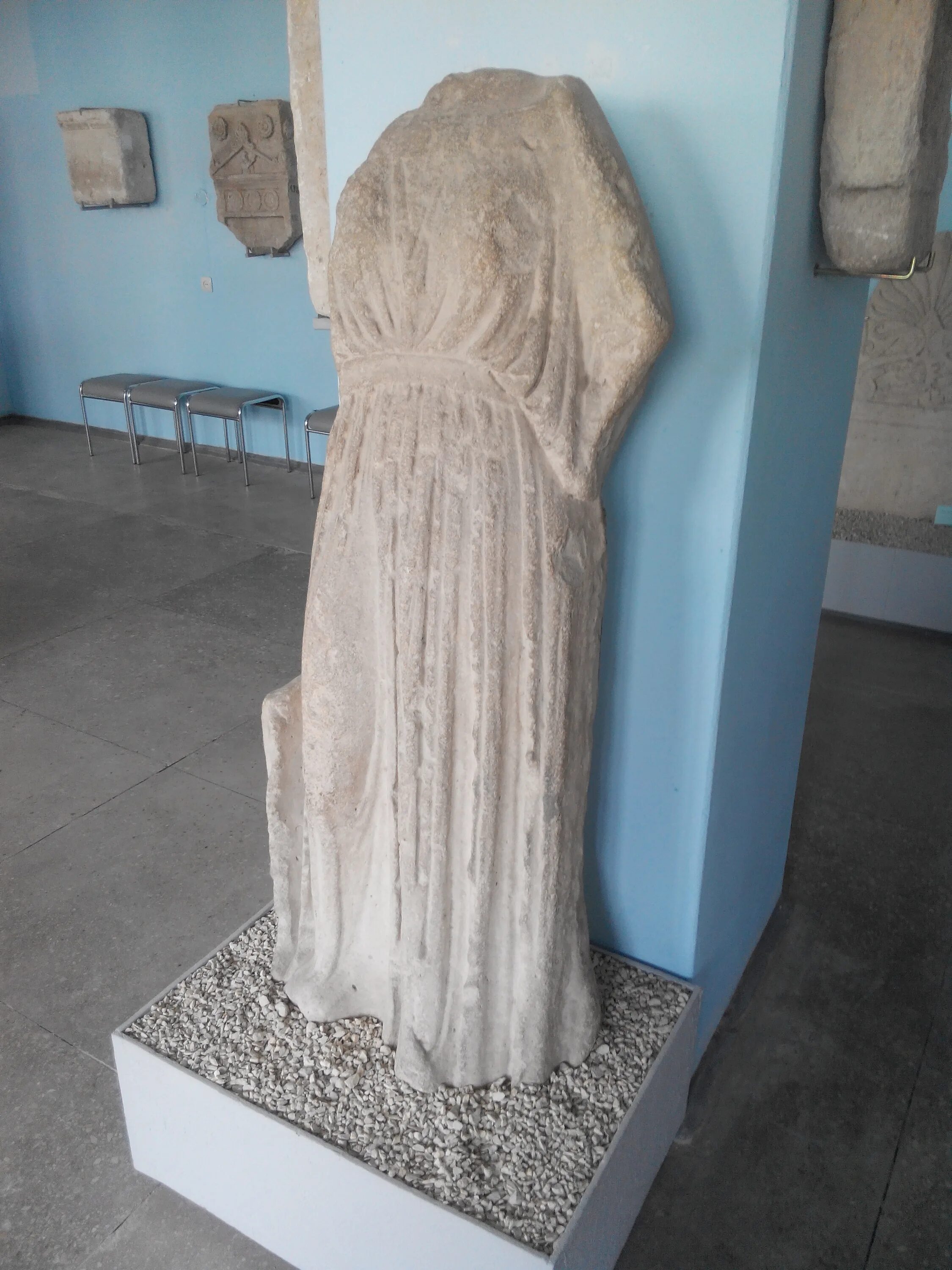 Лапидарий керчь. Экспонат статуя. Мягкие статуи Греции. Выставка древнегреч статуй.