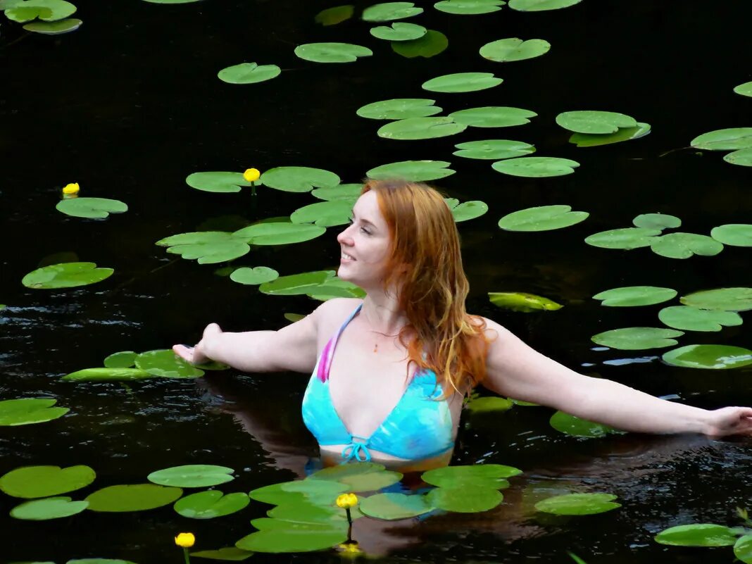 Девушки купаются в реке. Девушка купаетса в река. Женщина в озере. Бабы на озере.