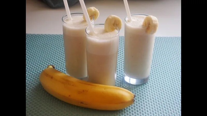 Банановый милкшейк. Банановый молочный коктейль. Молочный коктейль с бананом в блендере. Молочно-банановый коктейль с мороженым.